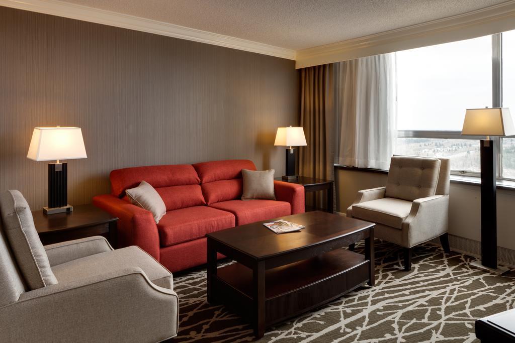 Chateau Lacombe Hotel Едмънтън Екстериор снимка