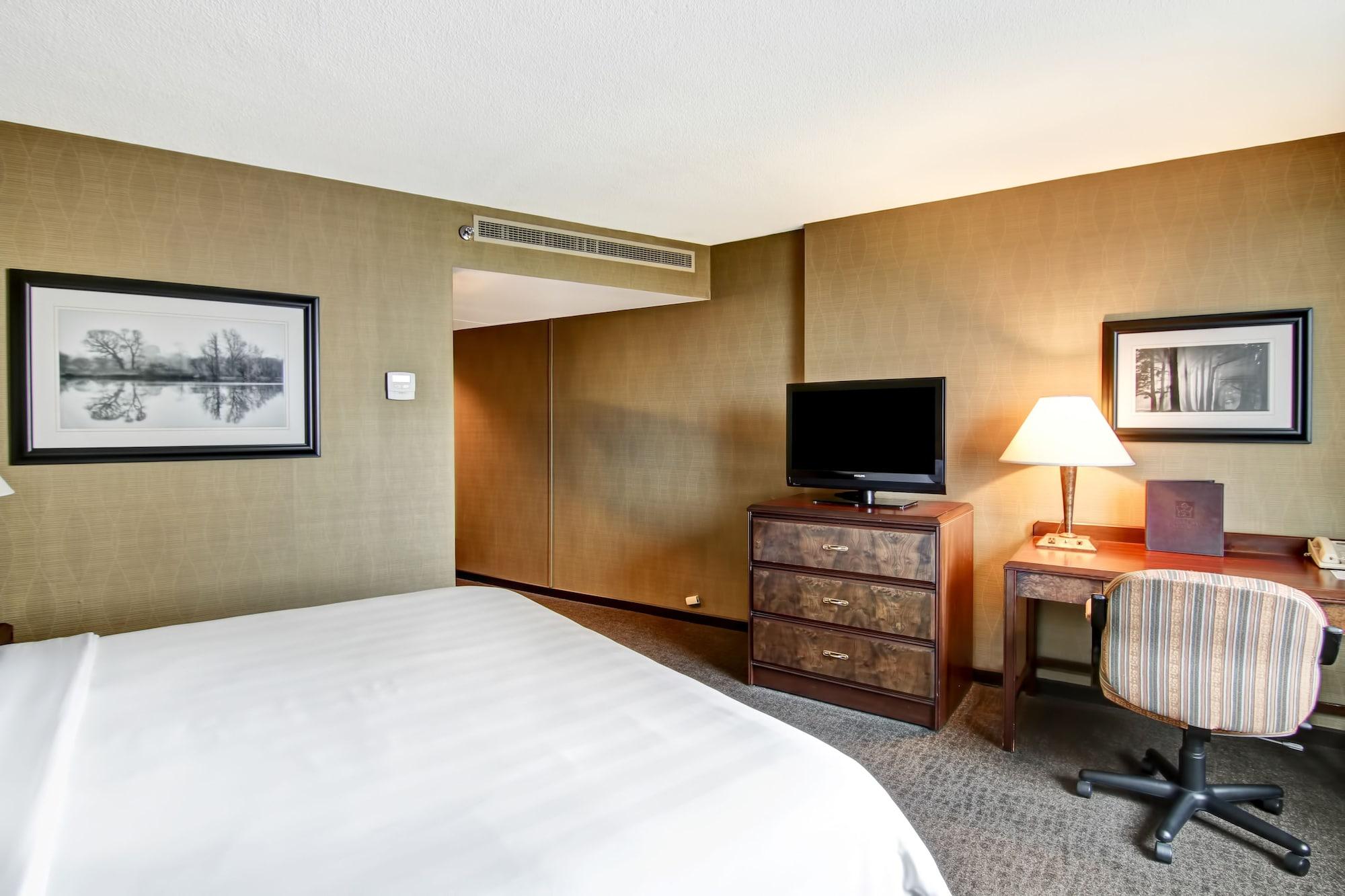 Chateau Lacombe Hotel Едмънтън Екстериор снимка
