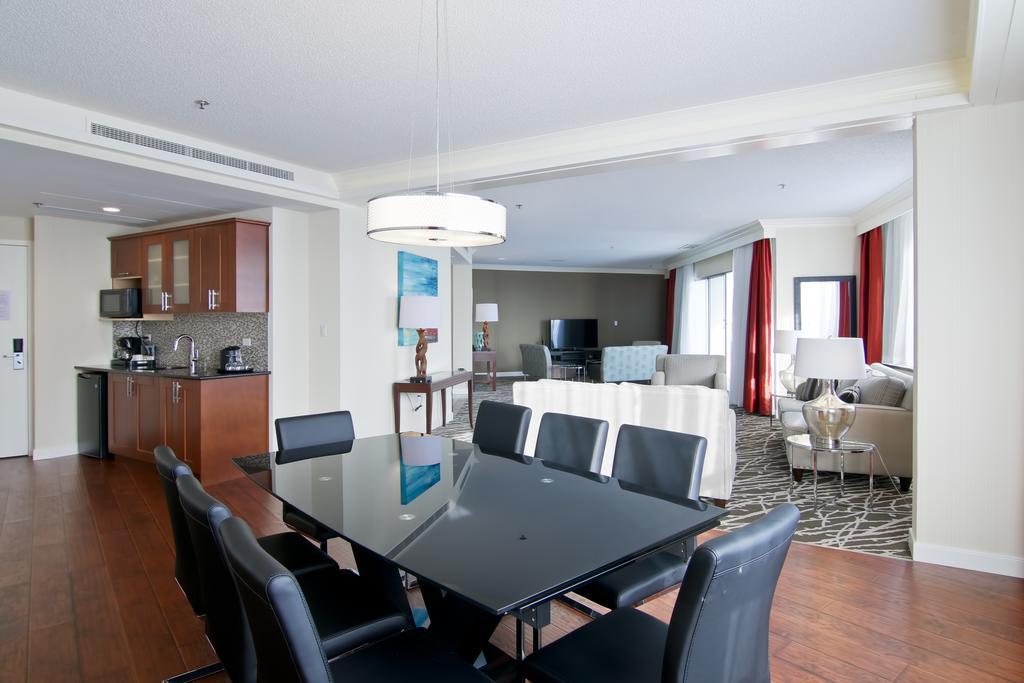 Chateau Lacombe Hotel Едмънтън Екстериор снимка