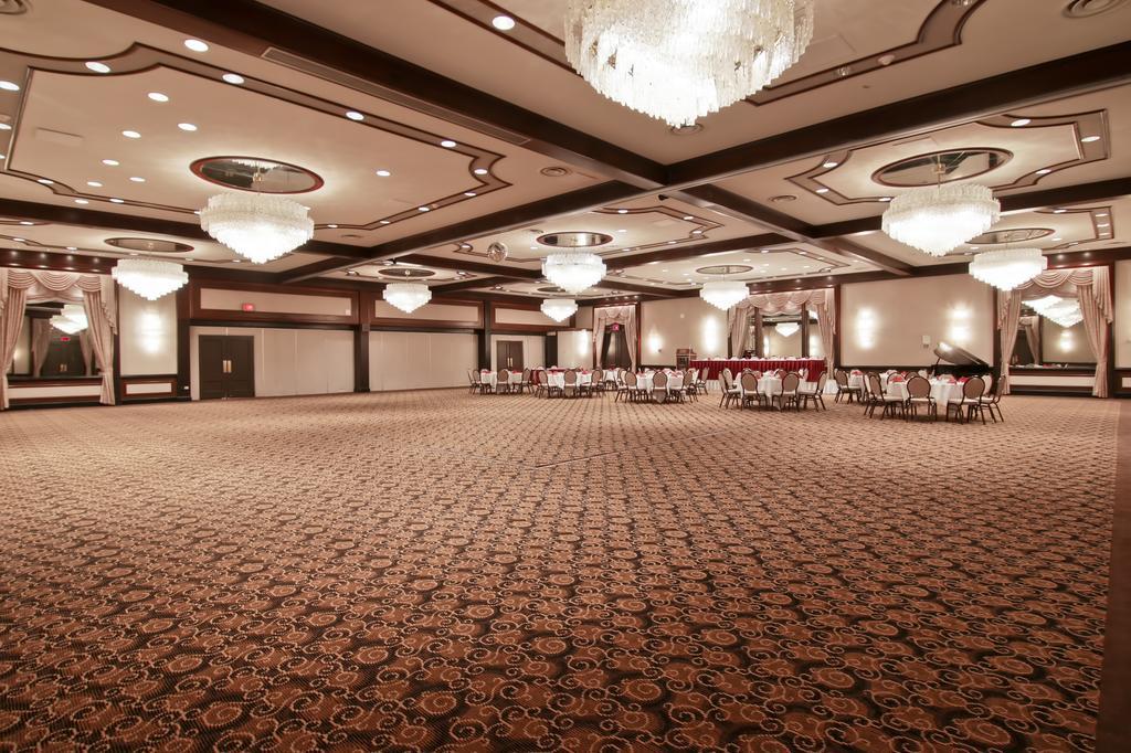 Chateau Lacombe Hotel Едмънтън Екстериор снимка