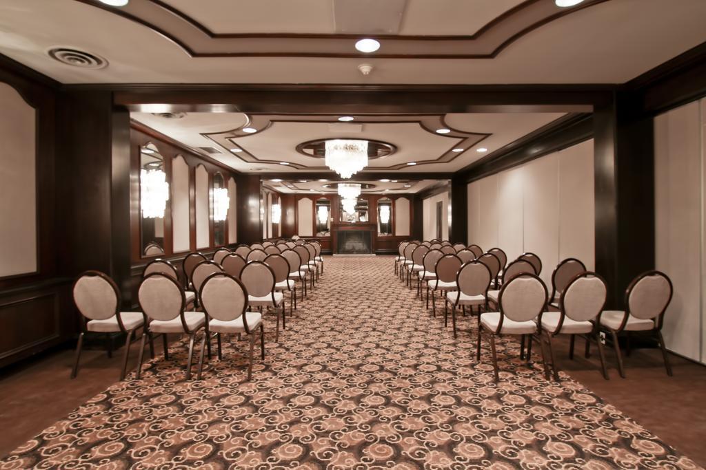 Chateau Lacombe Hotel Едмънтън Екстериор снимка