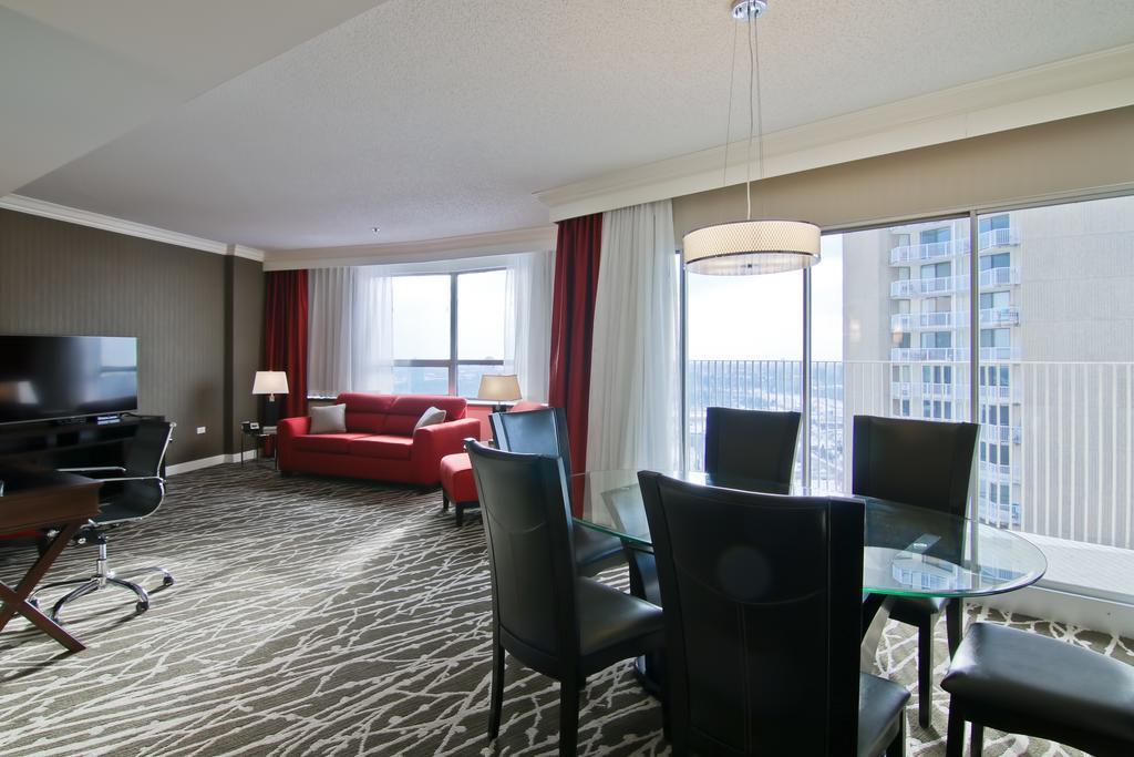 Chateau Lacombe Hotel Едмънтън Екстериор снимка