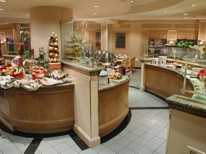 Chateau Lacombe Hotel Едмънтън Екстериор снимка