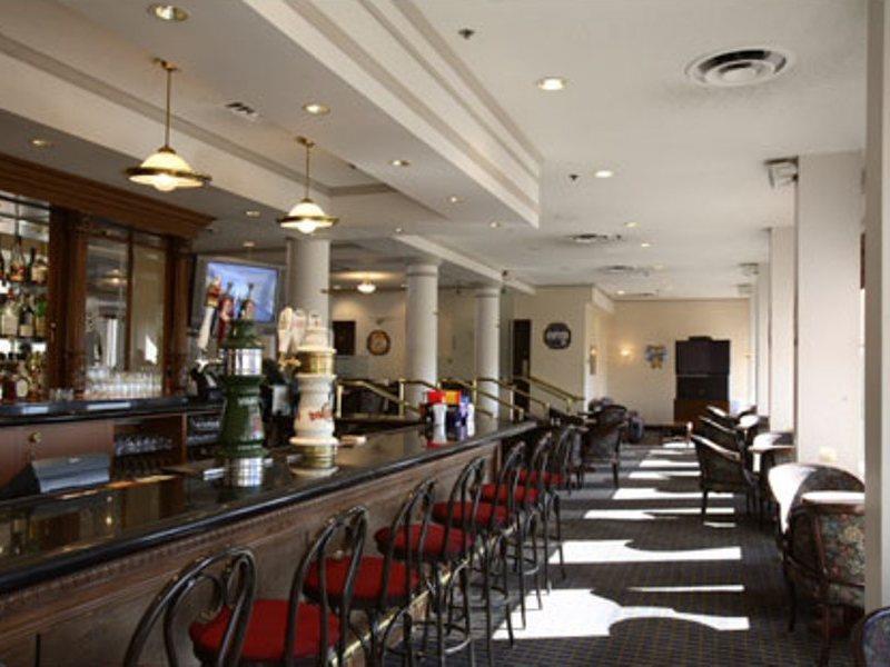 Chateau Lacombe Hotel Едмънтън Екстериор снимка