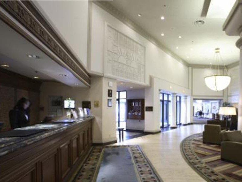 Chateau Lacombe Hotel Едмънтън Екстериор снимка