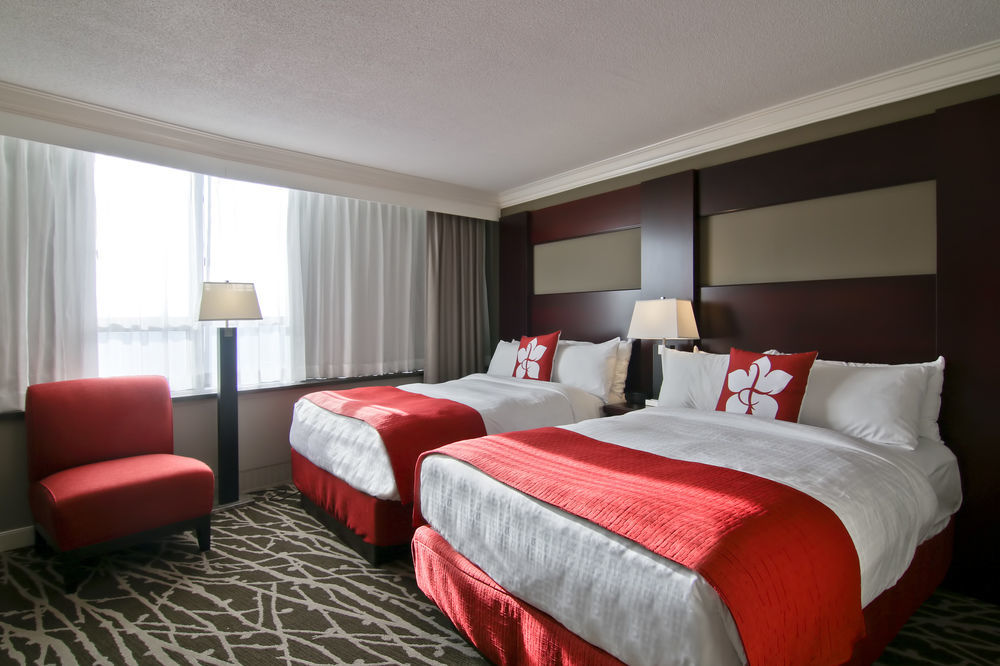 Chateau Lacombe Hotel Едмънтън Екстериор снимка