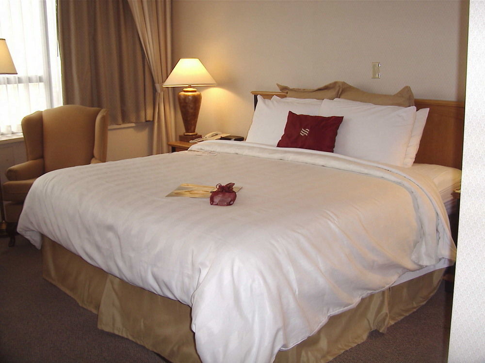 Chateau Lacombe Hotel Едмънтън Екстериор снимка