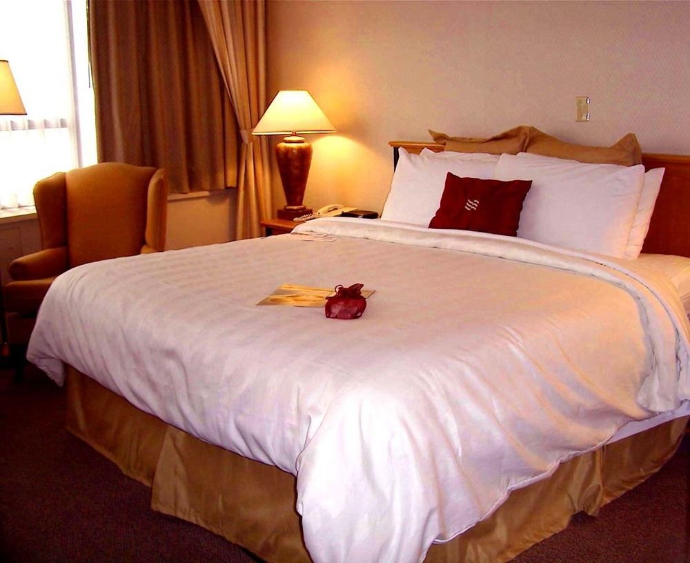 Chateau Lacombe Hotel Едмънтън Екстериор снимка
