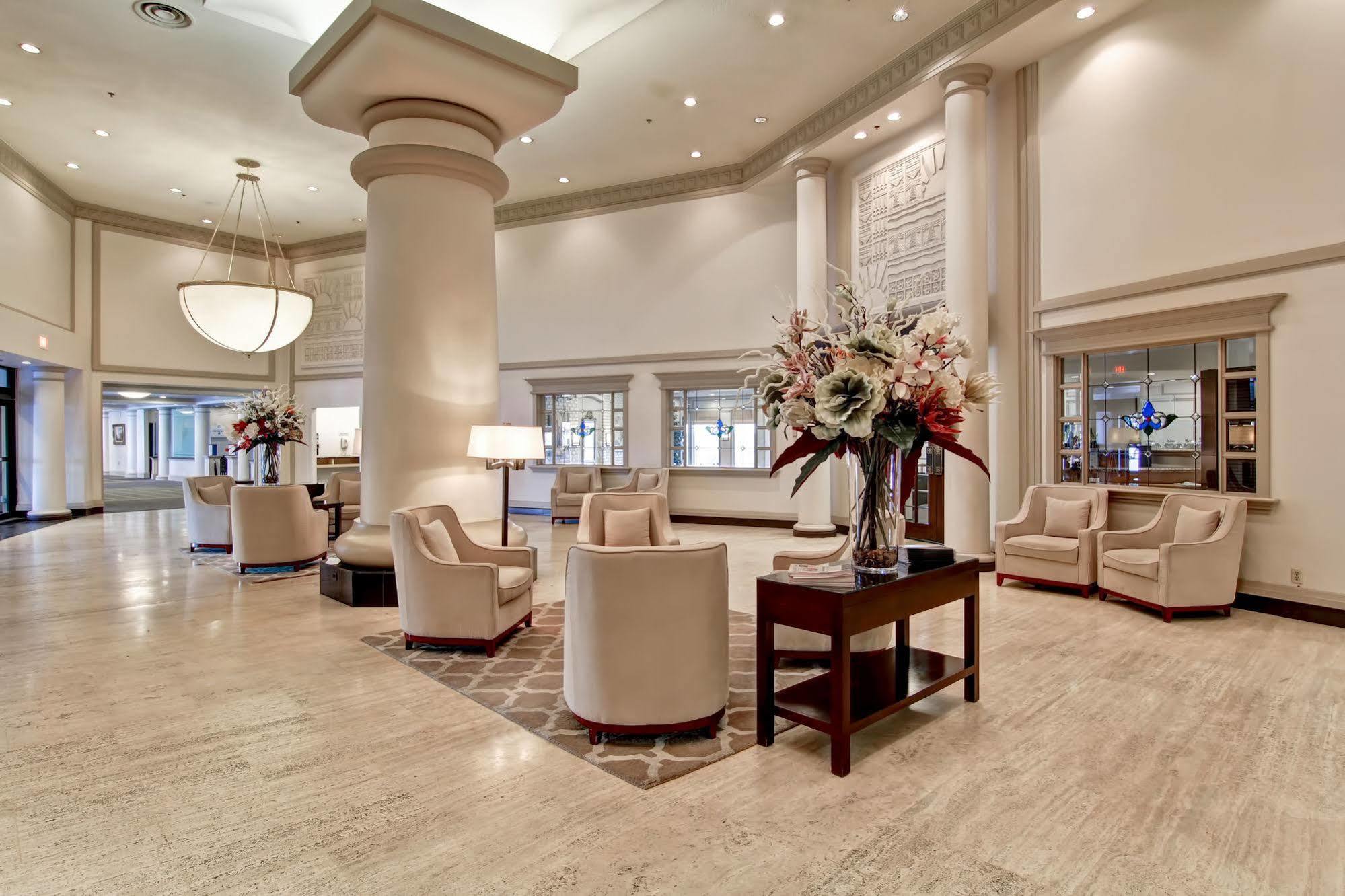 Chateau Lacombe Hotel Едмънтън Екстериор снимка