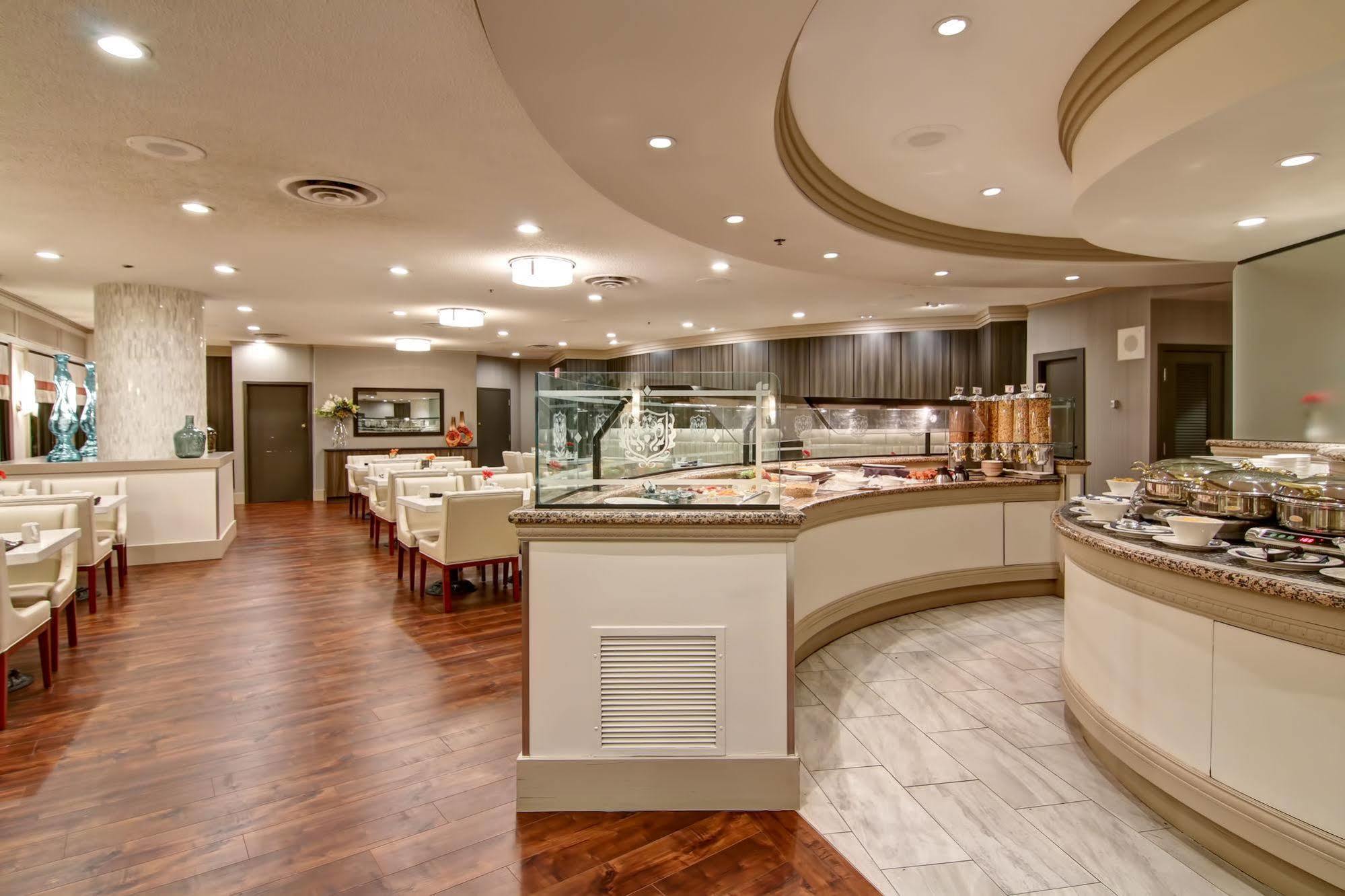 Chateau Lacombe Hotel Едмънтън Екстериор снимка