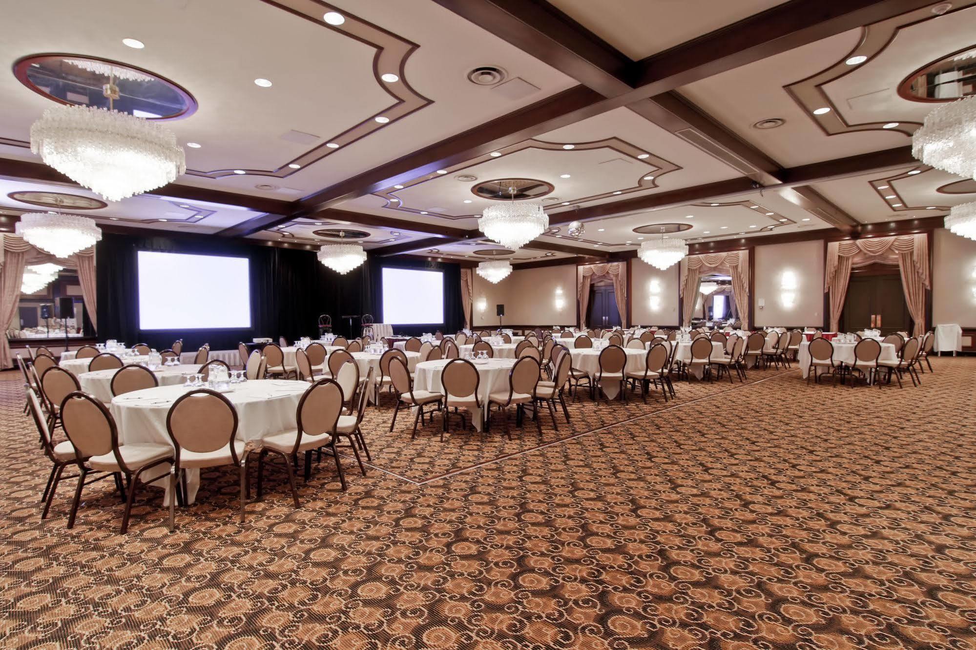 Chateau Lacombe Hotel Едмънтън Екстериор снимка