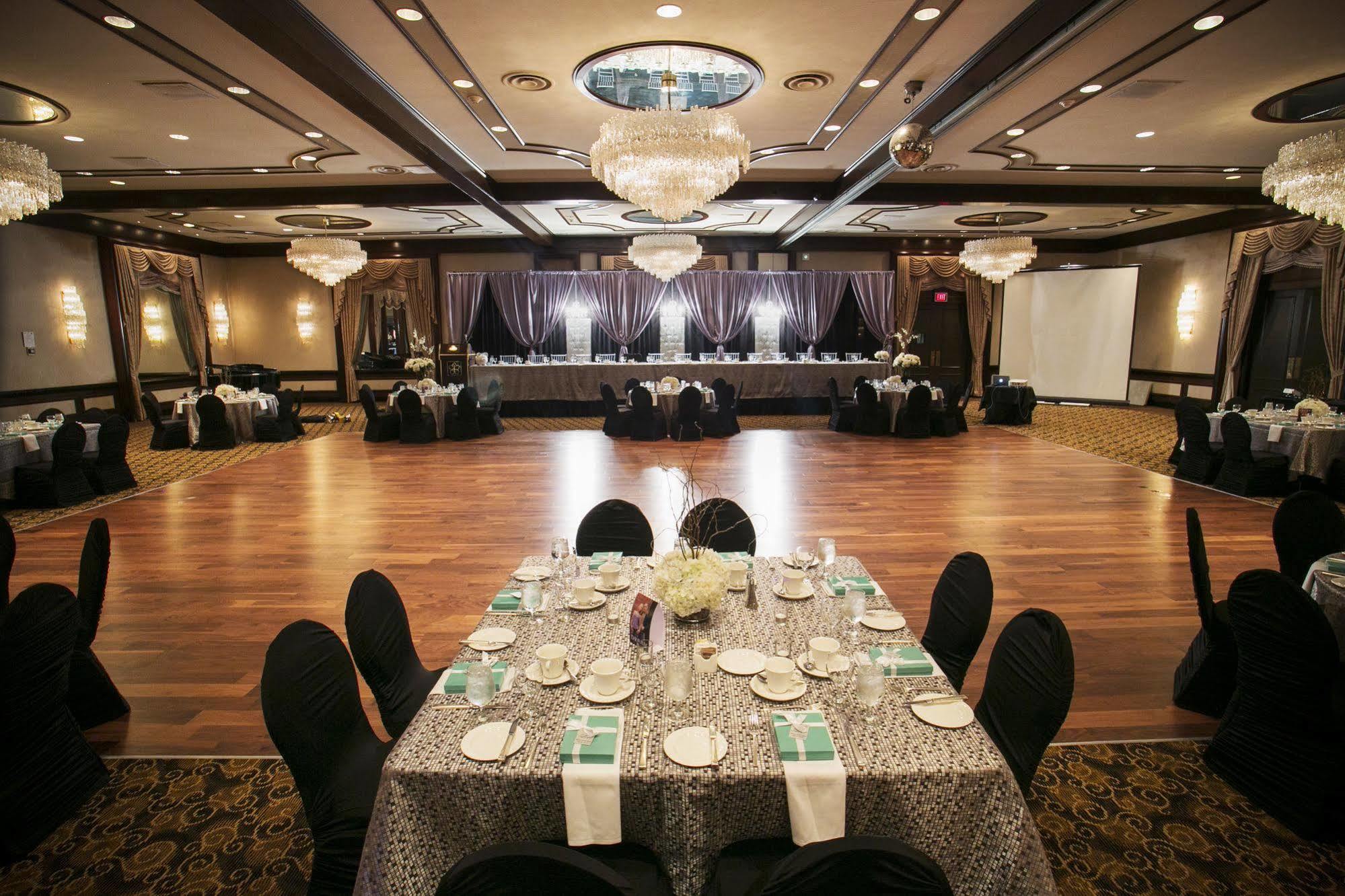 Chateau Lacombe Hotel Едмънтън Екстериор снимка