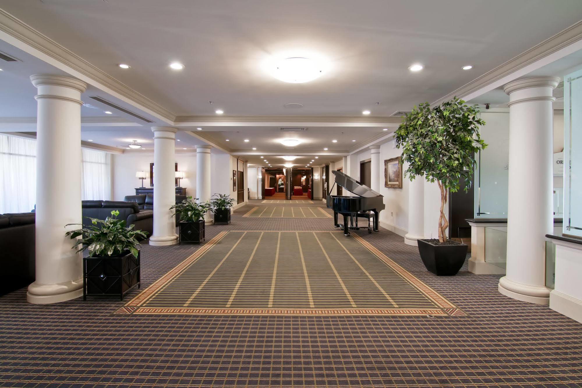 Chateau Lacombe Hotel Едмънтън Екстериор снимка
