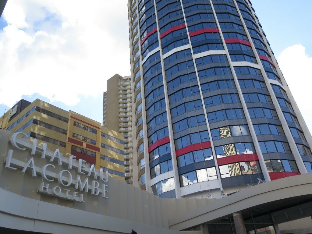 Chateau Lacombe Hotel Едмънтън Екстериор снимка