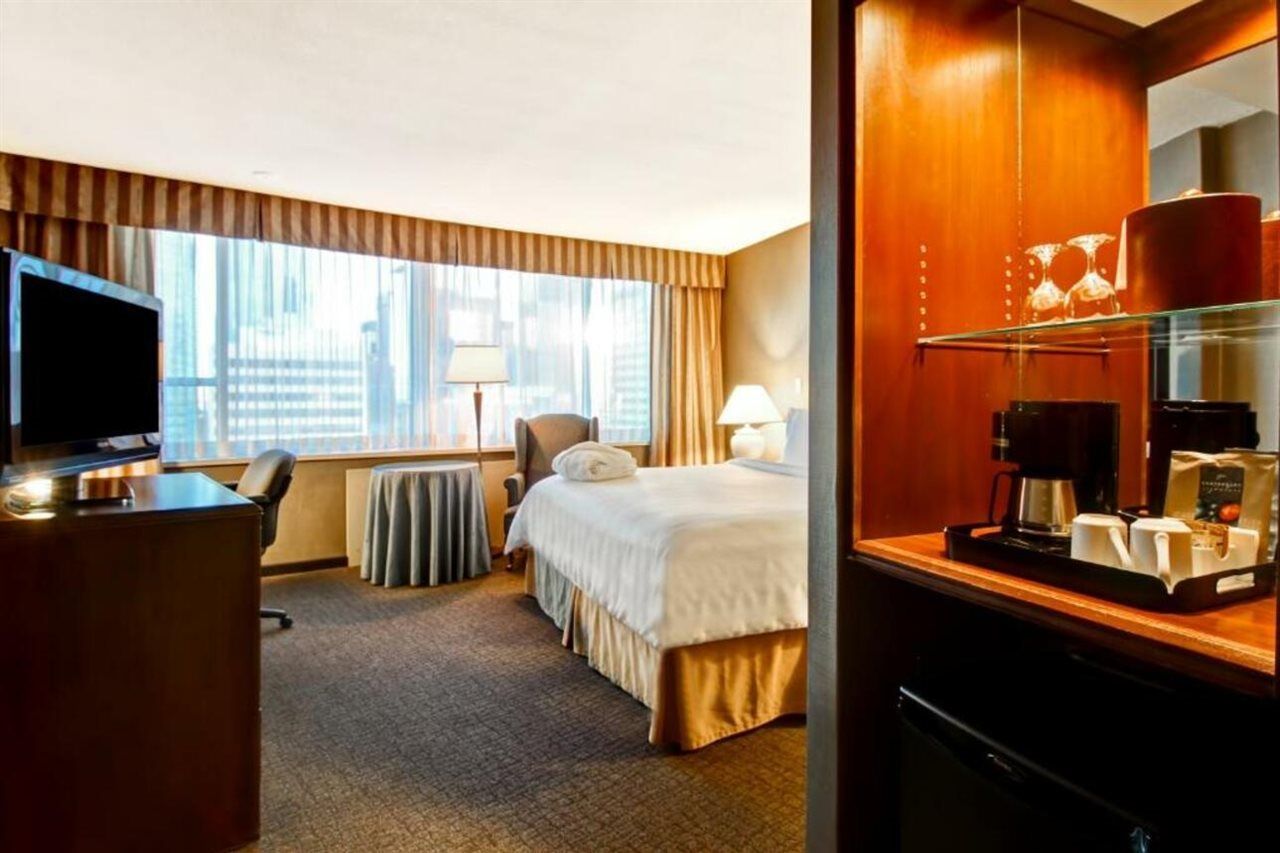 Chateau Lacombe Hotel Едмънтън Екстериор снимка
